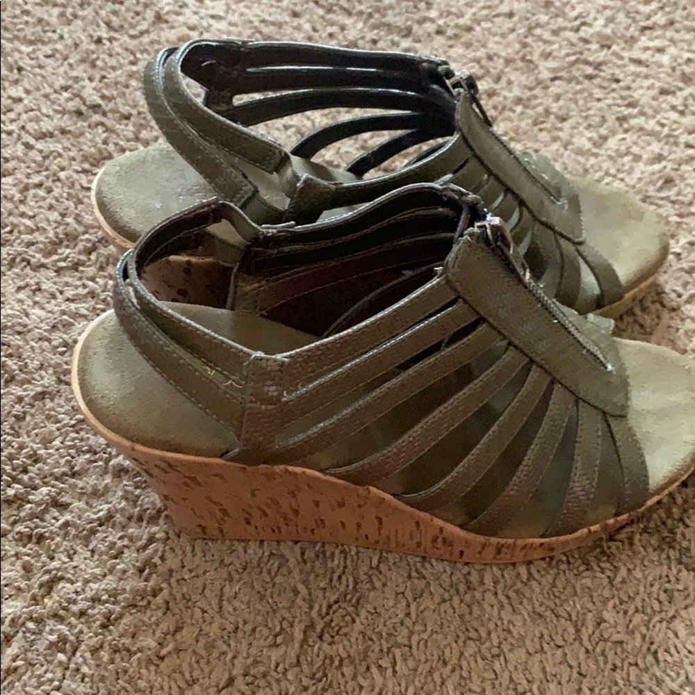 Shoes - Picture 2 of 4
